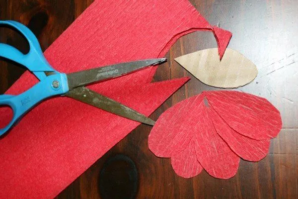 Cómo hacer rosas de papel crepe paso a paso - Imagui