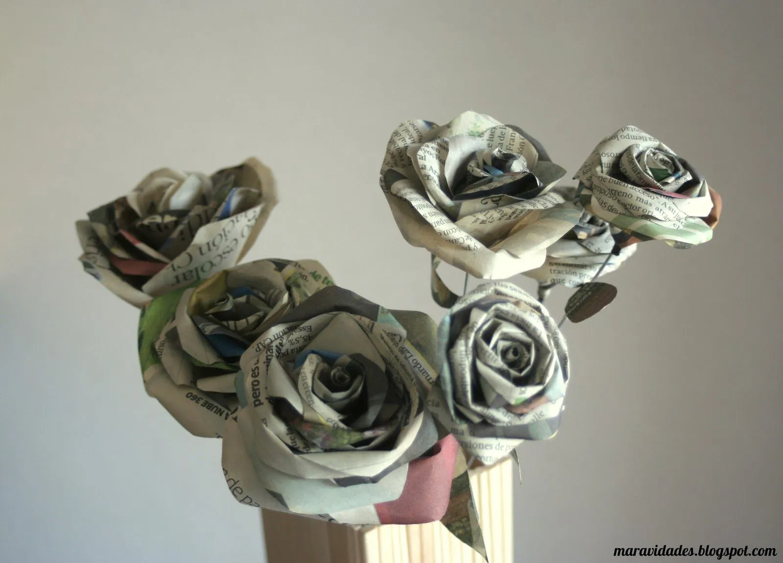 Como hacer rosas de papel periodico - Imagui