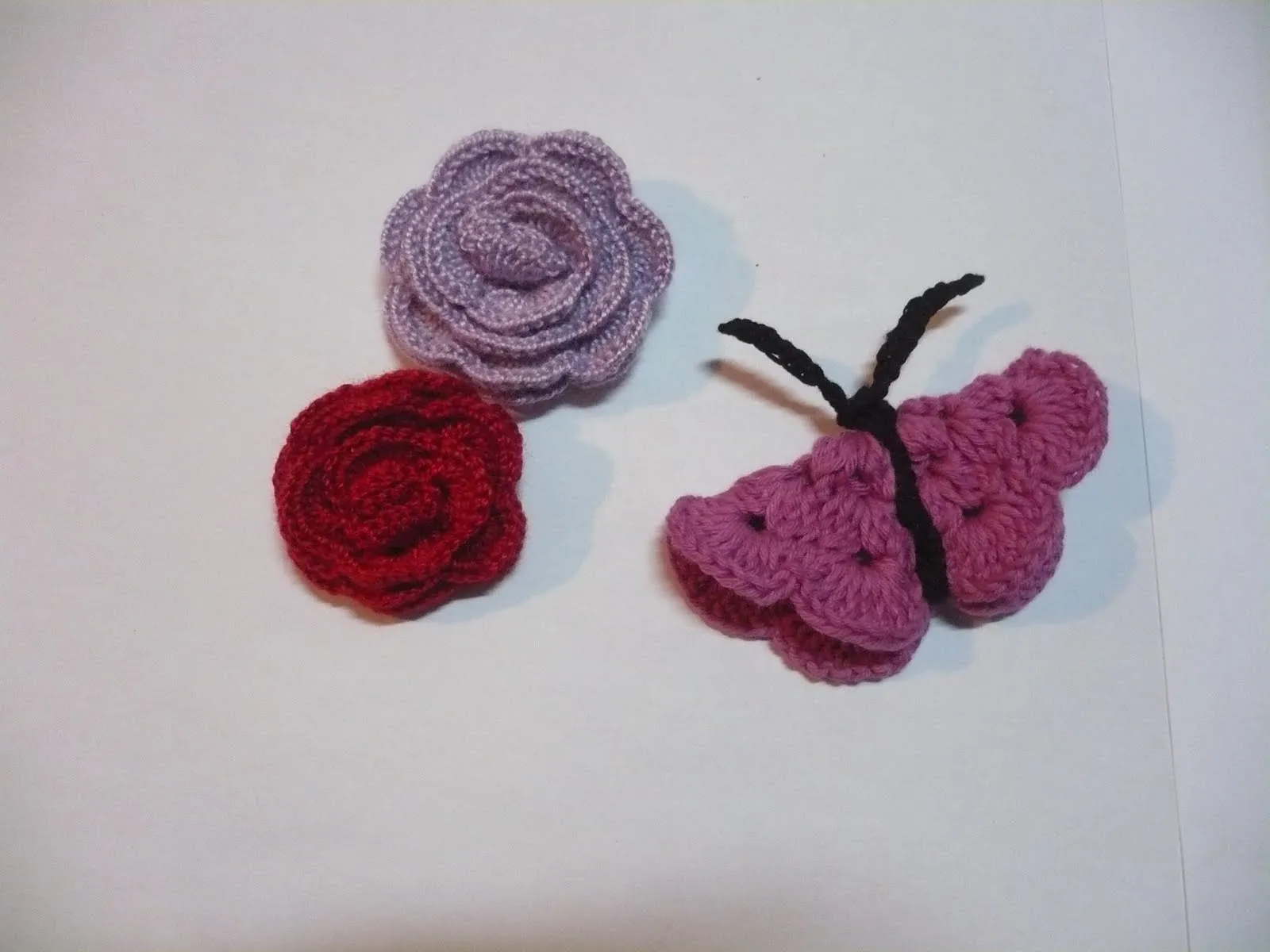 rosas tejidas al crochet de menos cantidad de pétalos y una mariposa ...