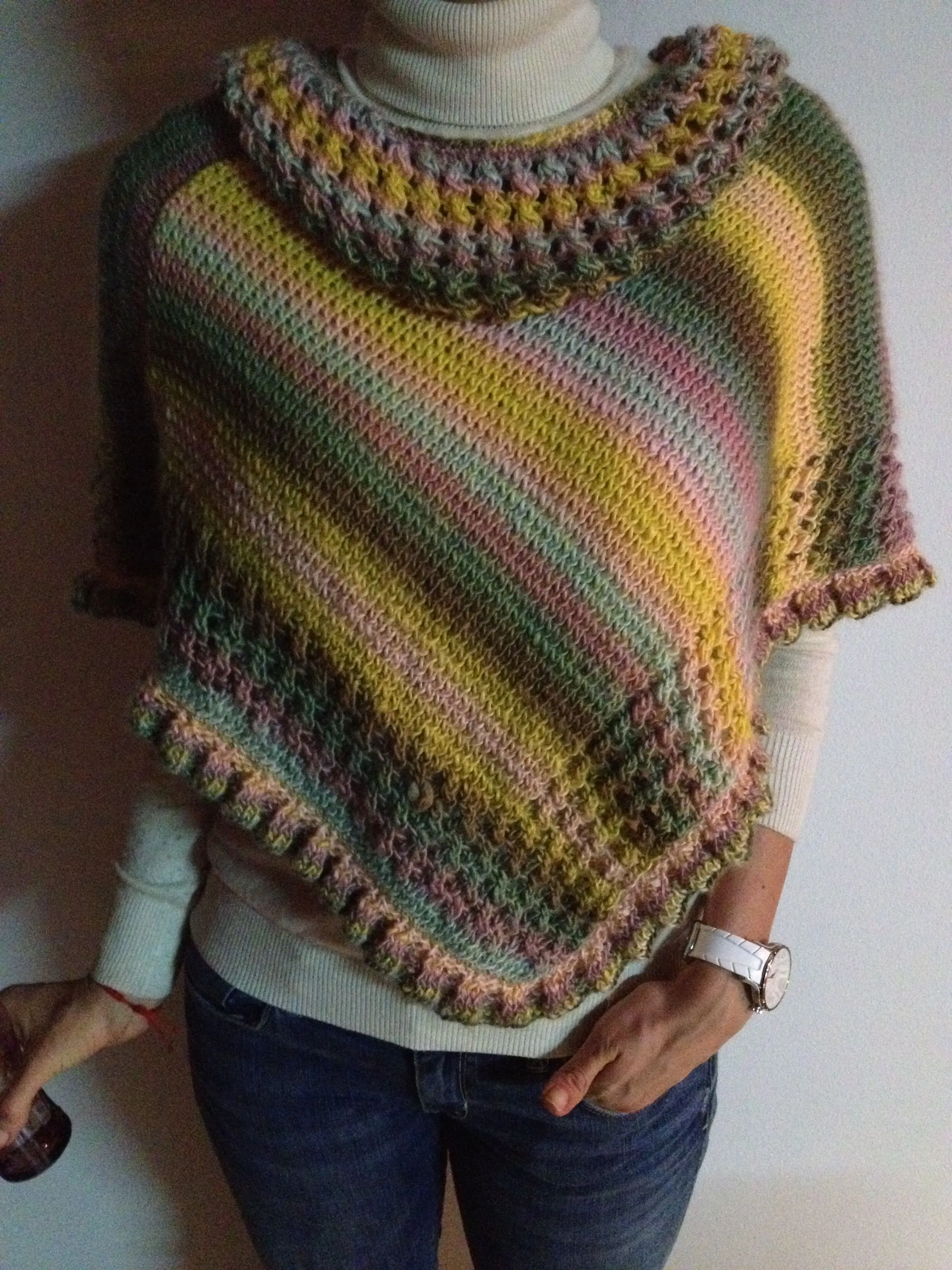 Ruana multicolor tejida en dos agujas. / Multicolor poncho knitted ...