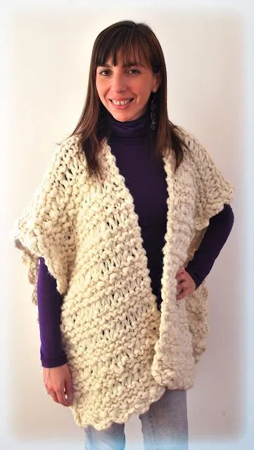 Ruana tejida en dos agujas con detalles en crochet. Realizado en lana ...