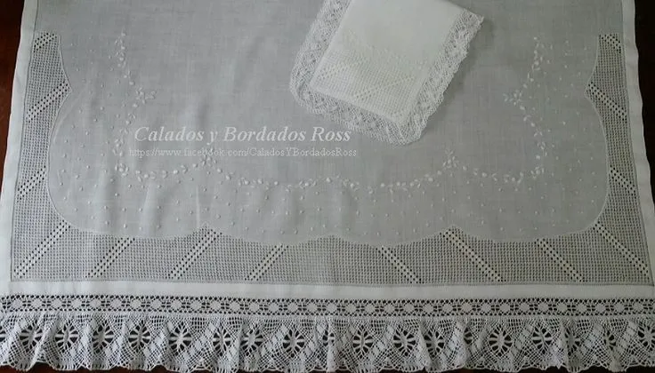 sabanilla, bordada a base de bodoques y calada; en tela de rami, y ...