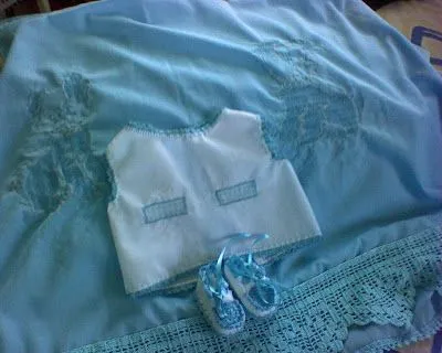 sabanilla calada y tejida con sus respectivo par de zapatos y su ... sabanilla calada y tejida con sus respectivo par de zapatos y su ...