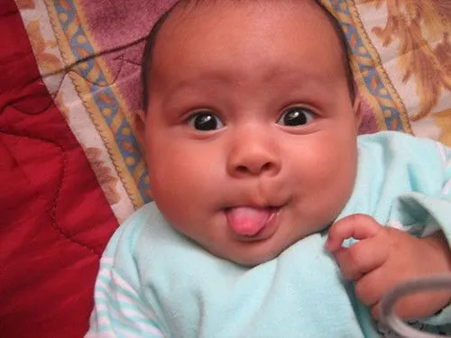 Bebé sacando la lengua - Imagui