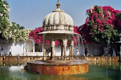 Saheliyon Ki Bari y sus jardines hermosos | Absolut India