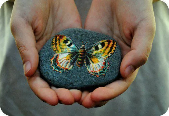 Sana Adicción: Mariposas pintadas sobre piedras