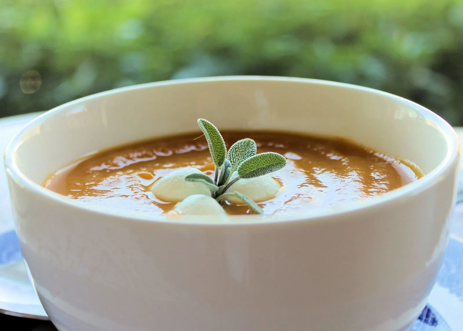 Savoir Faire: Crema de auyama y batata con salvia y queso de cabra Savoir Faire: Crema de auyama y batata con salvia y queso de cabra