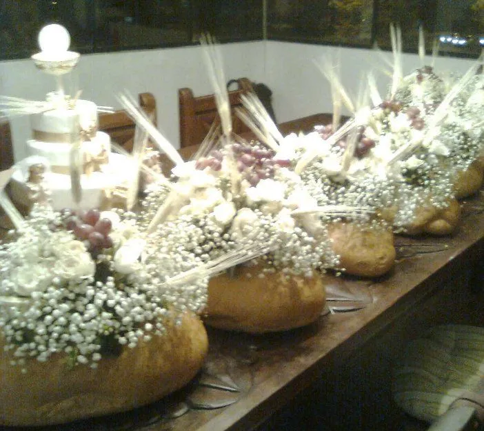 centro de mesa en pieza de pan, con flores, uvas y espigas ...