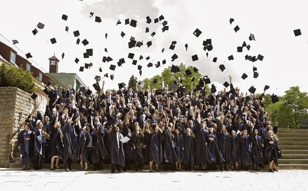 Señora Etiqueta: De toga y birrete – Etiqueta para las Graduaciones Señora Etiqueta: De toga y birrete – Etiqueta para las Graduaciones