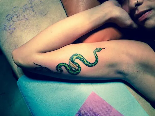 Serpiente - Tatuajes para Mujeres