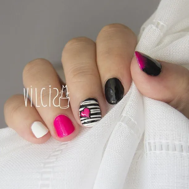 Short nails design in black and white with a neon heart. Diseño de ...