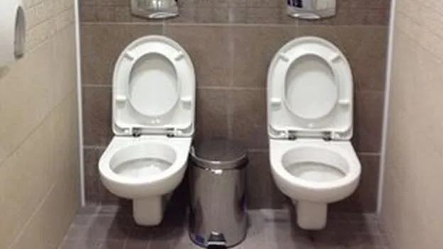 Sochi 2014: dos inodoros juntos en el baño de hombres causan ...