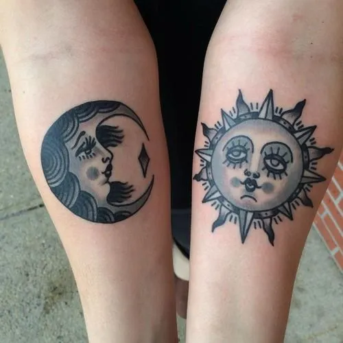 Sol & Luna con Rostros - Tatuajes para Mujeres