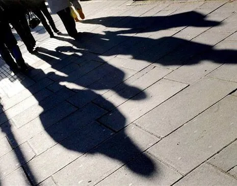 Sombras de personas que esperan en la cola del paro. | Qué.es