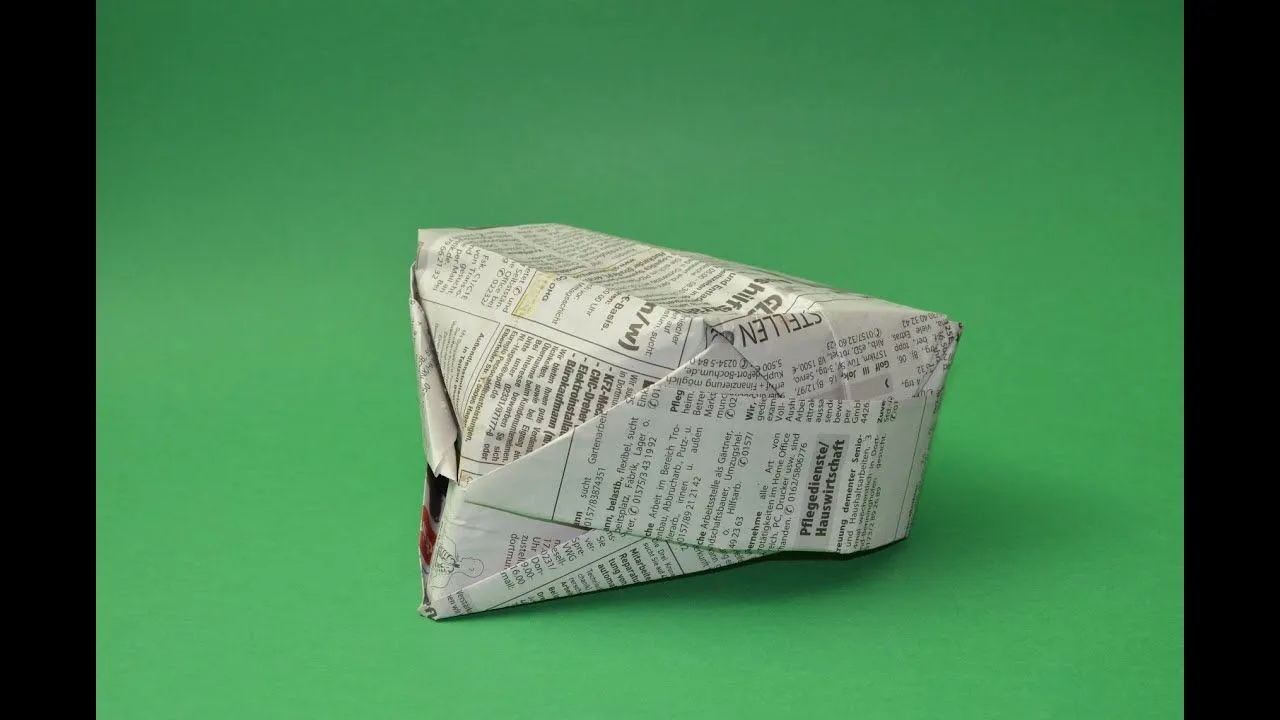 Cómo hacer un sombrero de papel usando origami - YouTube