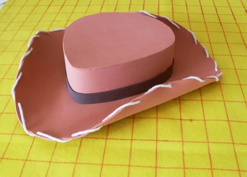 Como hacer sombrero de woody en foamy - Imagui