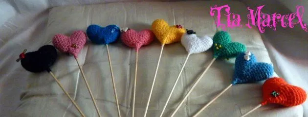 Souvenir: en forma de Corazones tejidos al crochet con flores de ...
