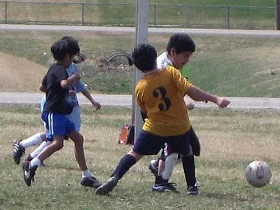 Niños jugando al fútbol | Flickr - Photo Sharing!