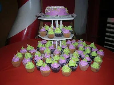 Torre de cupcakes + torta