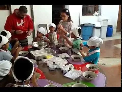 Taller de Mini Chef Albergue Infantil El Amparo Parte 2 - YouTube
