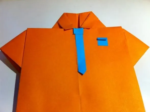 Tarjeta de papel con forma de camisa para felicitar a Papá