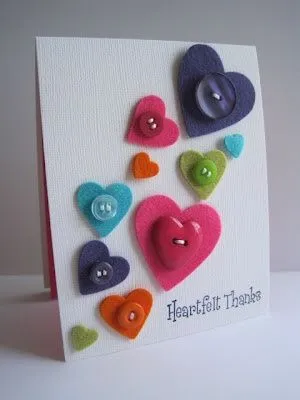 Tarjeta postal de San Valentín con corazones de fieltro y botones ... Tarjeta postal de San Valentín con corazones de fieltro y botones ...