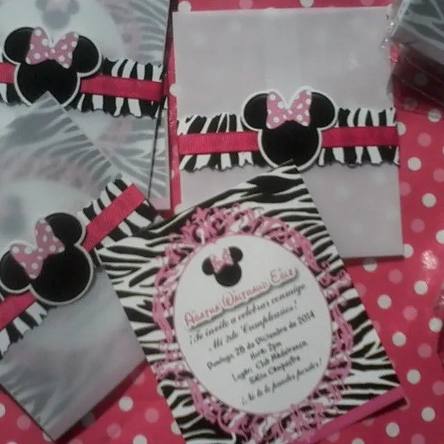 Tarjetas de invitación personalizadas. Tema: Minnie Mouse Animal ...