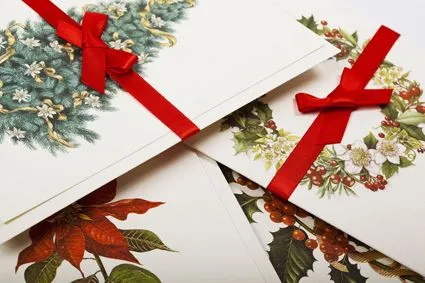 Tarjetas de Navidad, etiquetas y tarjetas de regalo en una amplia ...