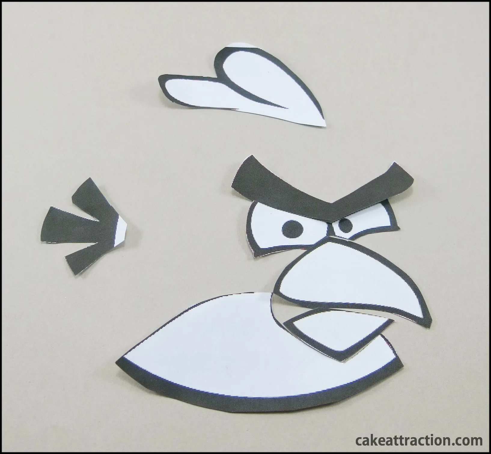 Tarta Angry Birds (cobertura de ganache rojo) | CAKE ATTRACTION
