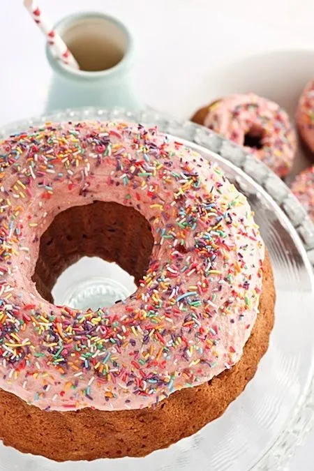 Tarta de cumpleaños Donuts de Fresa | PequeRecetas