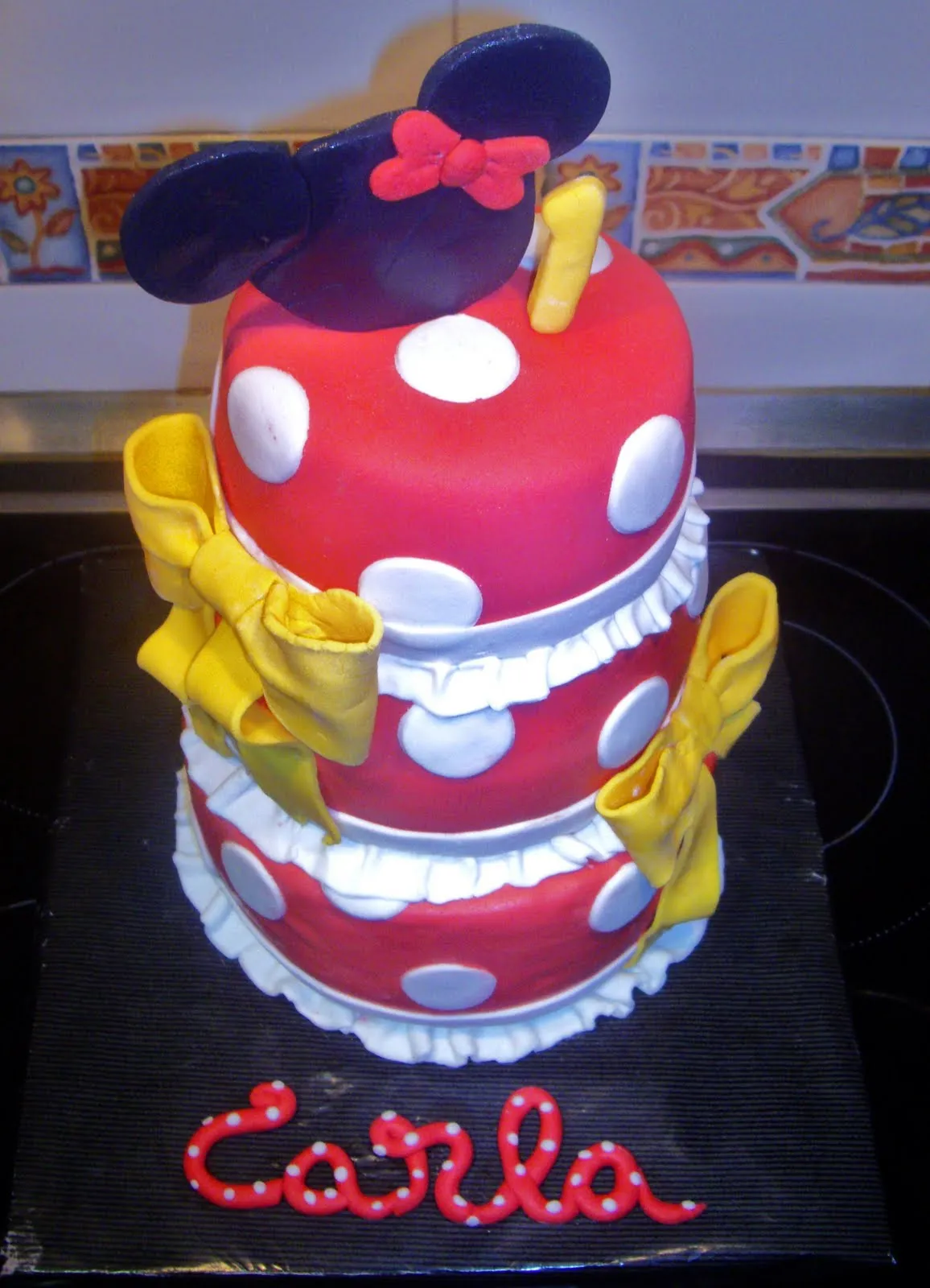  ... tarta, aunque sencilla, los colores son los clásicos de Minnie