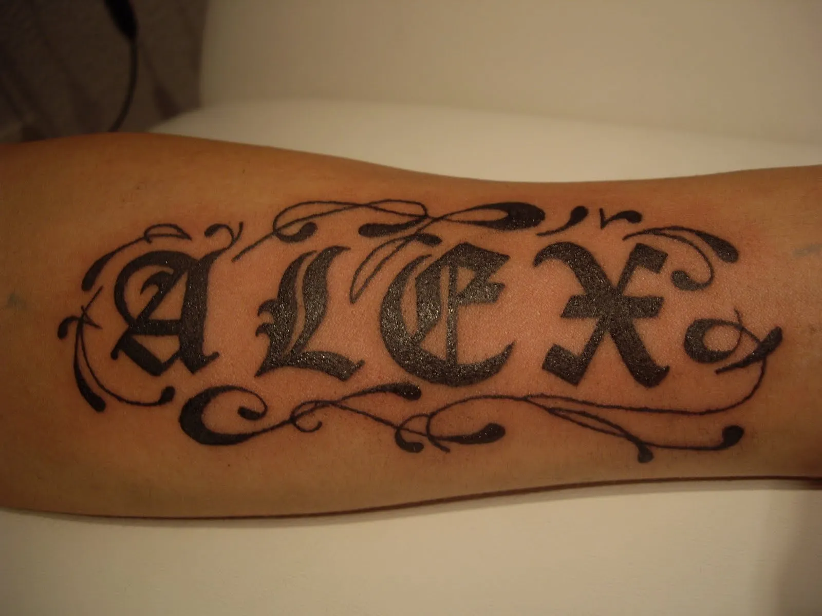 Tattoo & Piercing: - Tattoo antebrazo letras goticas.