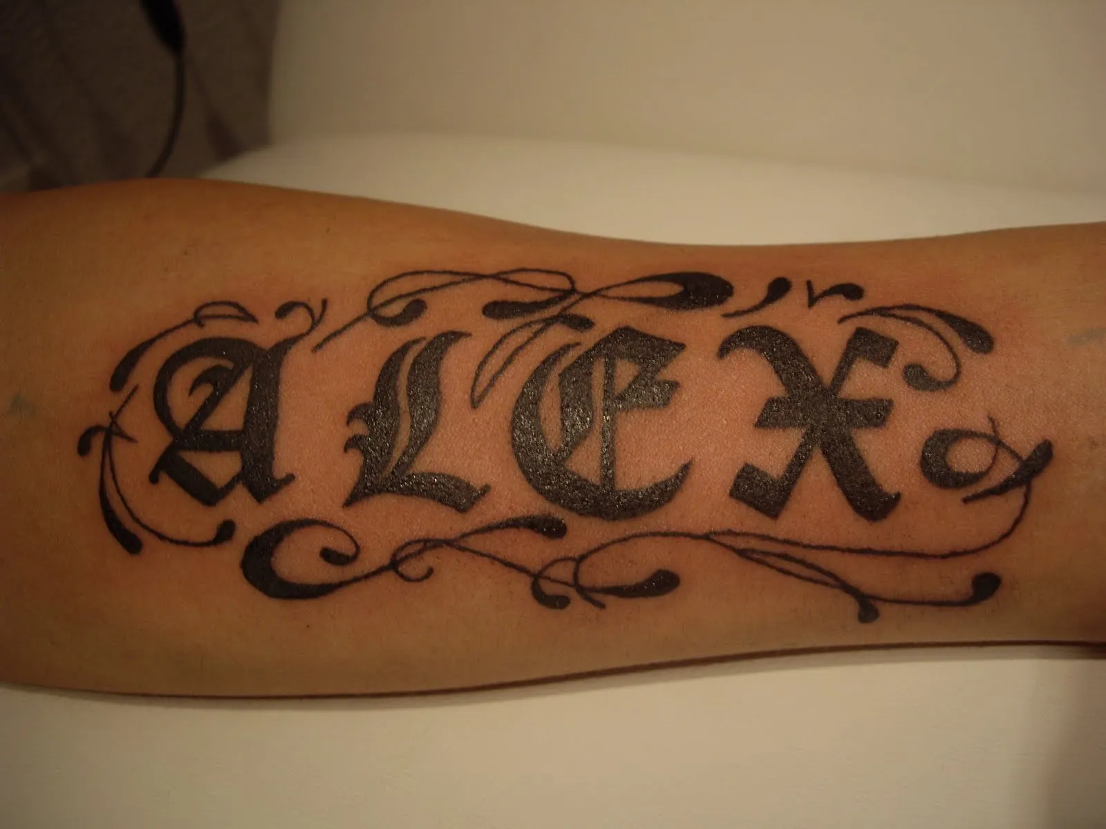 Tattoo & Piercing: - Tattoo antebrazo letras goticas. Tattoo & Piercing: - Tattoo antebrazo letras goticas.