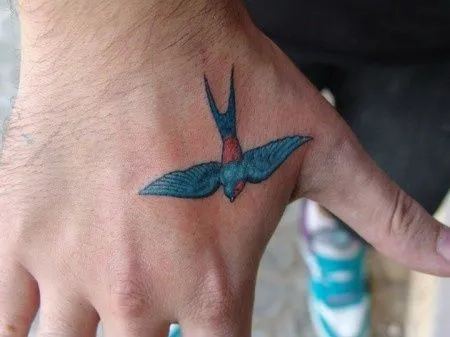 Tattoo de tattoo Tatuaje de una paloma azul con rojo tatuada un ...