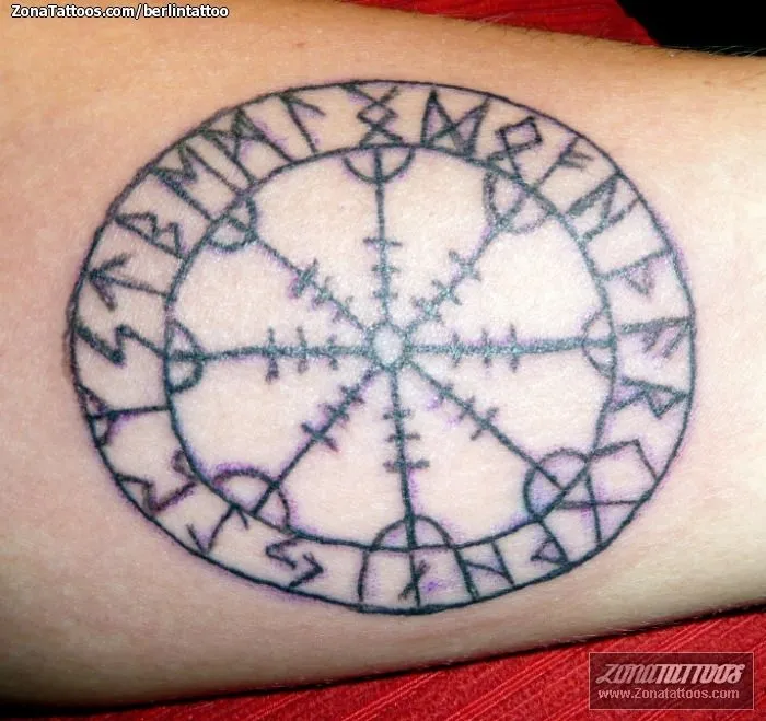 Tatuaje de BerlinTattoo - Símbolos Aegishjalmur Celtas