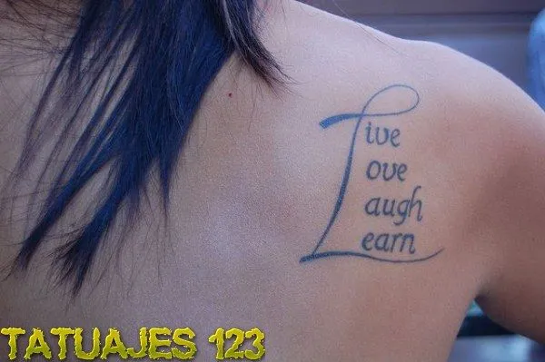 tatuaje-con-letras-en-hombro.jpg