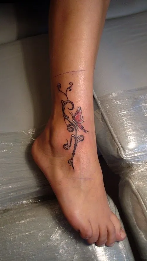 Tatuaje cool en el tobillo Hermosa mariposa roja en su pierna muy ...
