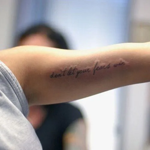 Tatuaje que dice “don't let your fears win”, frase... - Tatuajes ...
