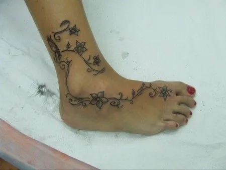 Tatuajes en el pie enredaderas con nombres - Imagui