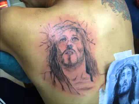 tatuaje espalda cara de Cristo - YouTube