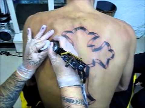 tatuaje espalda cruz de Tupac - YouTube