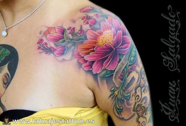 tatuaje flor de loto hombro | Flowers Tattoos | Pinterest