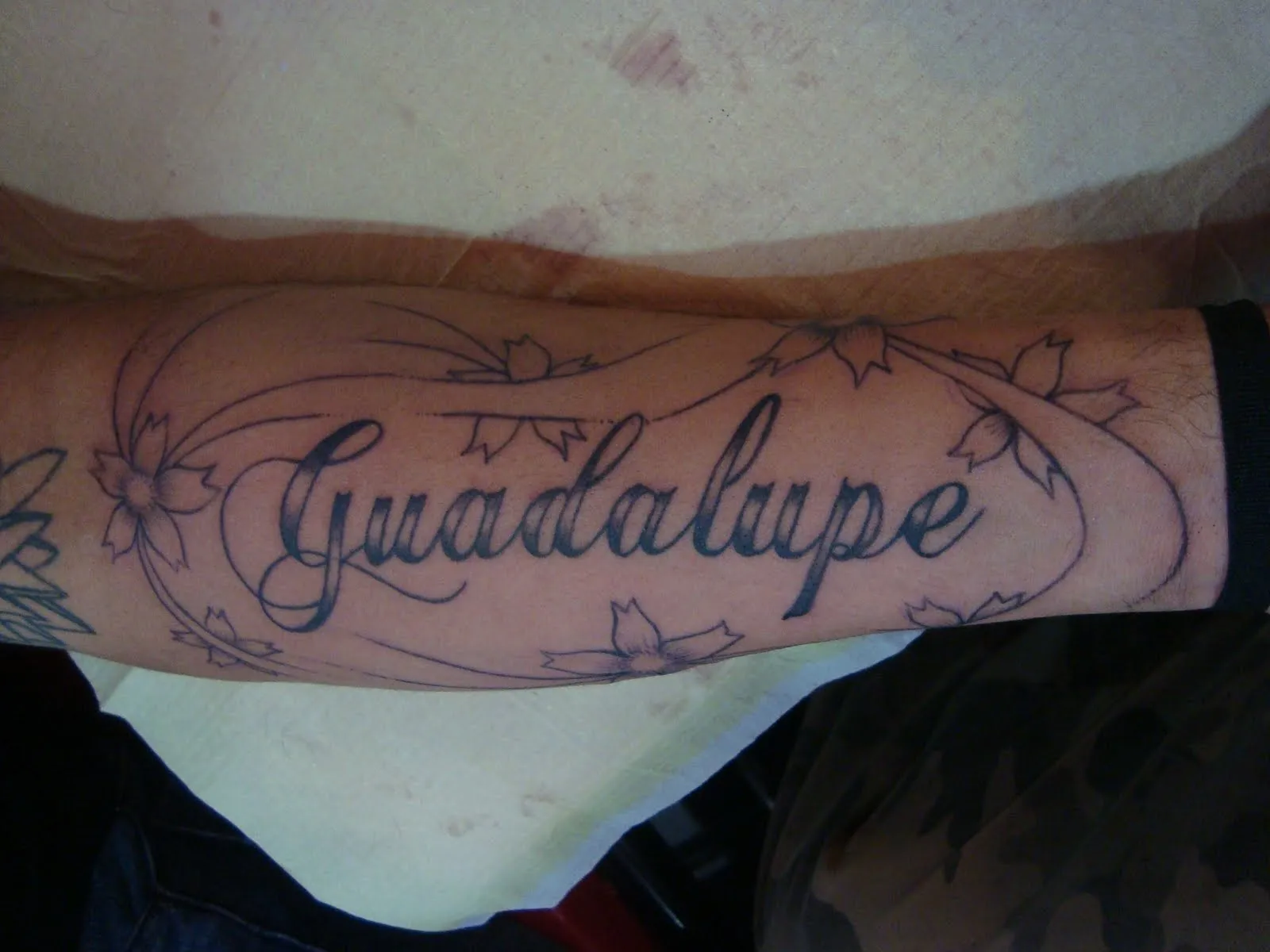 Tatuaje Guadalupe 1º sesión. Tattoo Letras
