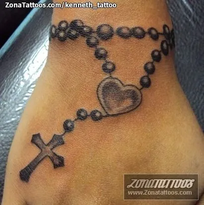Tatuaje de Kenneth_Tattoo - Corazones Rosarios Muñeca