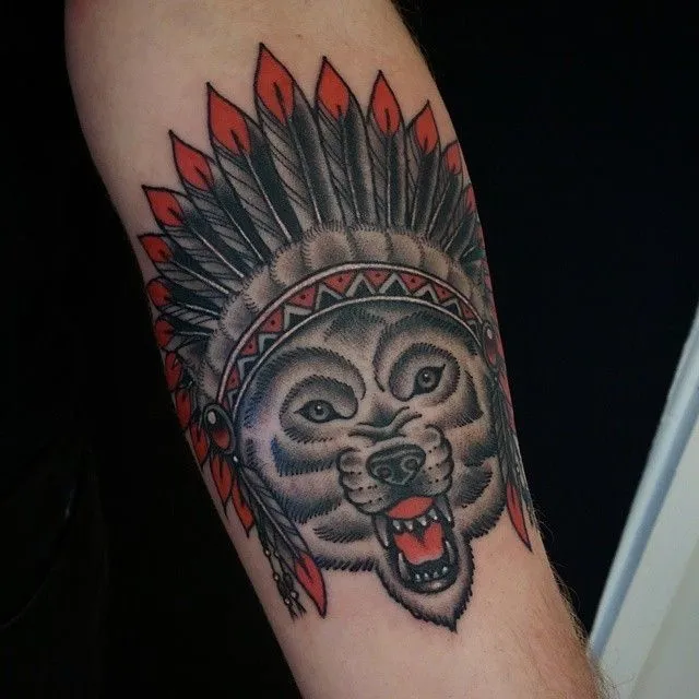 Tatuaje de un lobo con un sombrero indio de plumas... - Tatuajes ...