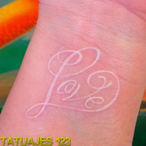 tatuaje-love-tinta-blanca.jpg
