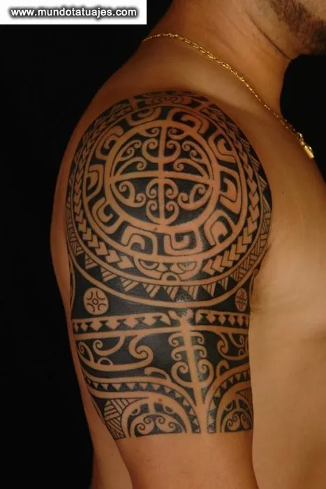 Tatuaje maori en hombro y brazo - Mas tatuajes en http://tattoo ...