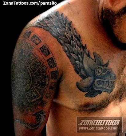 Tatuaje de parasito - Quetzalcóatl Prehispánicos Hombro
