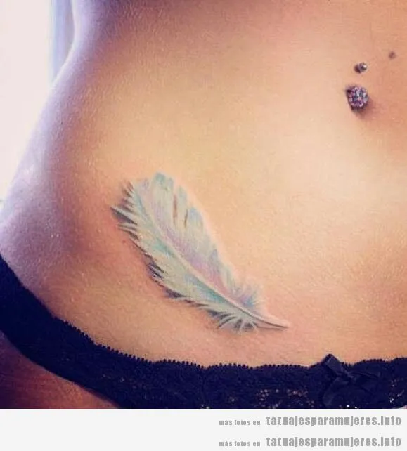 Tatuaje de una pluma realista en la cadera | Tatuajes para mujeres ...