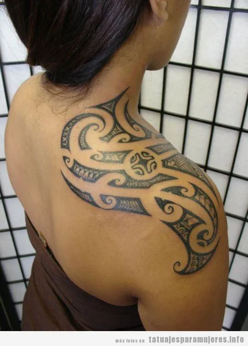 Tatuaje con tribal hawaiano en el hombro | Tatuajes para mujeres ...